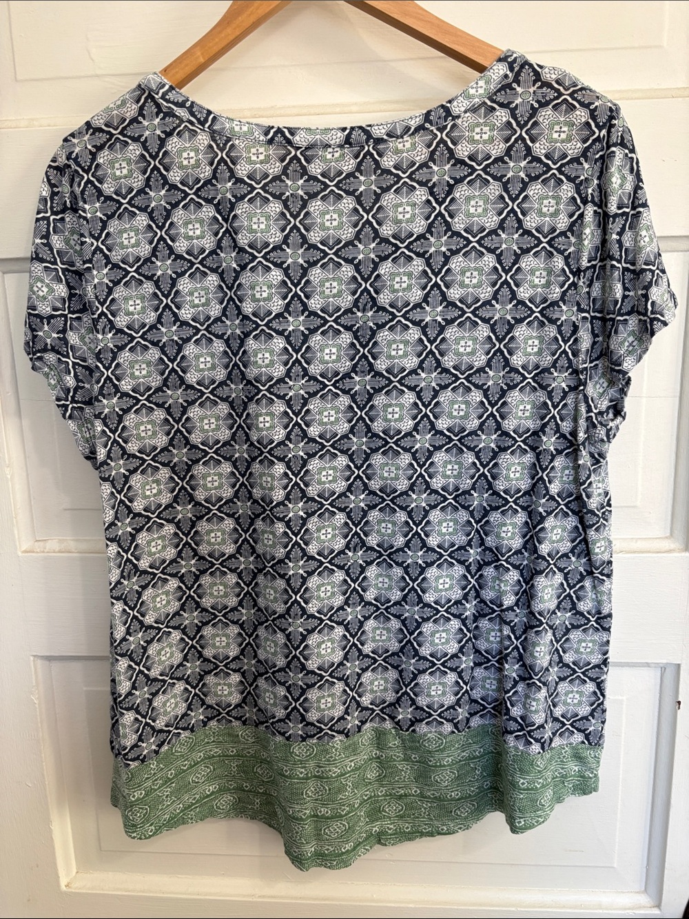 Lucky Brand - Green & Navy Patterned V-Neck Top size XL - Picture 3 of 6